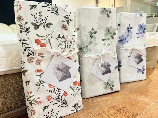 Nyheter i butiken! 🫶

Vi har precis packat upp tre helt nya påslakanset från Wasa Eco Textil – och de är lika sköna som de är fina!

• Mona Vit/Grön & Mona Vit/Blå – 100% bomullsatin i en mjuk och tidlös design.
• Juliana – 100% bomull, med ett vackert mönster av sommarblommor som ger sovrummet en lugn och harmonisk känsla.

Alla set innehåller ett påslakan (150x210 cm) och ett örngott (50x60 cm).

Pris:
Mona: 449 kr
Juliana: 399 kr

Välkommen in och känn på kvaliteten – vi tror att de här snabbt blir nya favoriter i sovrummet! 

#svenskahem_officiell #varberg #wasaecotextil